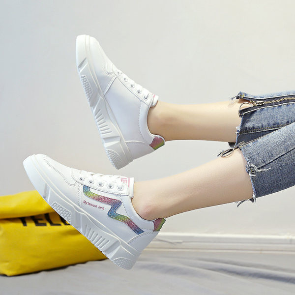 Moteriški laisvalaikio sportbačiai iš eko odos, baltos spalvos