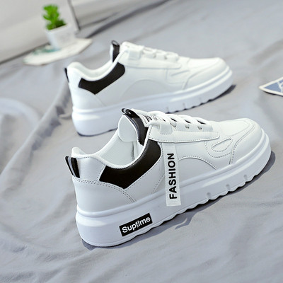 Moteriški sportiniai sportbačiai plokščiu padu