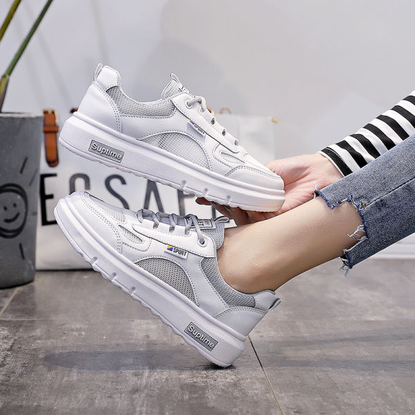 Moteriški sportiniai sportbačiai plokščiu padu