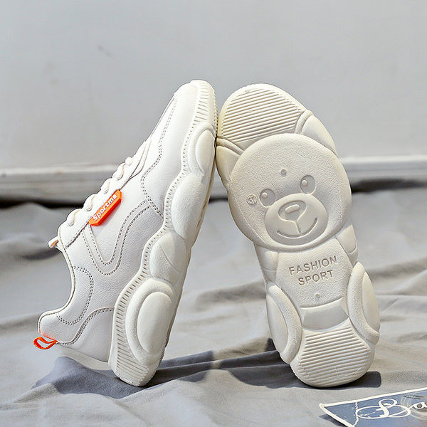 Eko bőrből készült sportcipő durva talppal