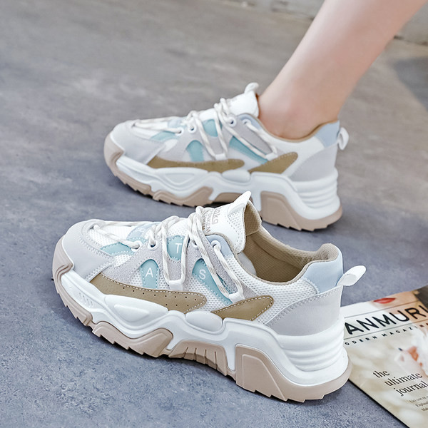 Naiste nahast tossud kirja ja paeltega