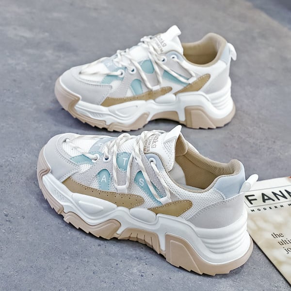 Naiste nahast tossud kirja ja paeltega