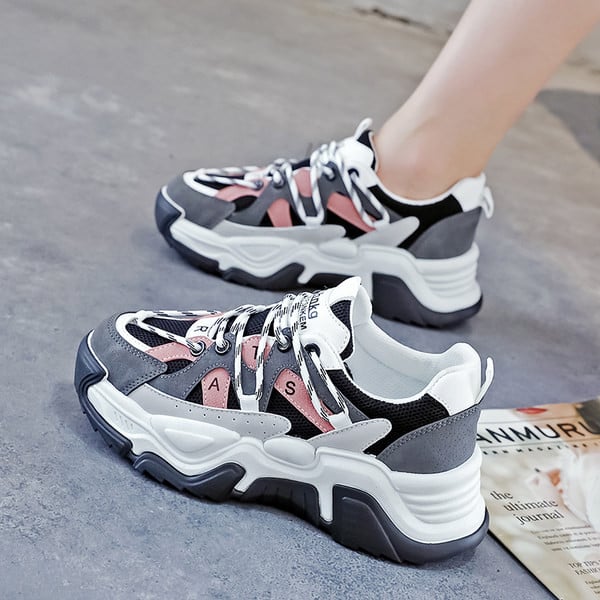 Naiste nahast tossud kirja ja paeltega