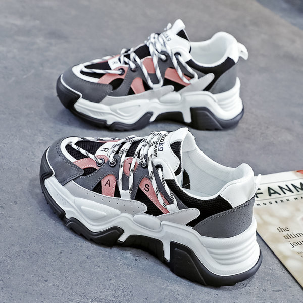 Naiste nahast tossud kirja ja paeltega