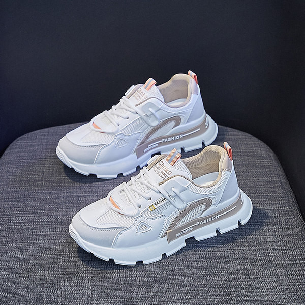 Laisvalaikiai sportbačiai grubiu padu ir raišteliais