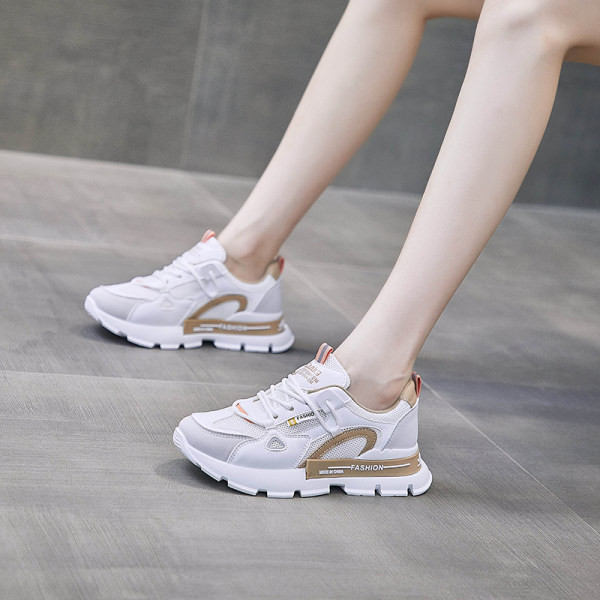 Laisvalaikiai sportbačiai grubiu padu ir raišteliais