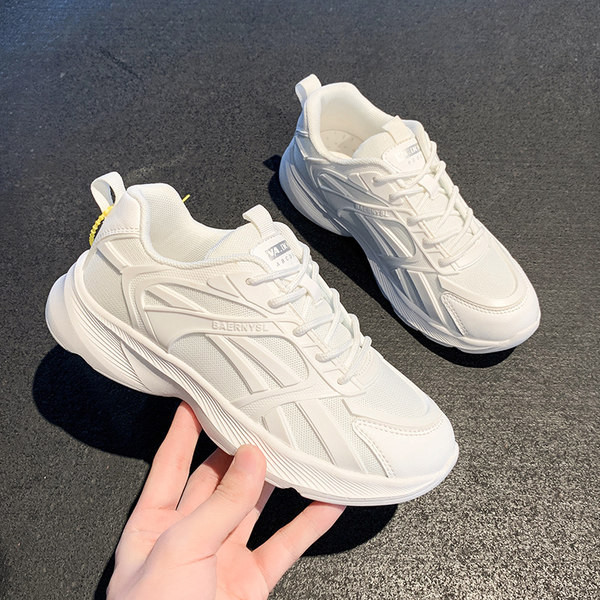 Hingavast kangast sportimiseks sobivad naiste tossud