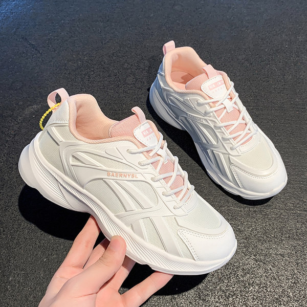 Hingavast kangast sportimiseks sobivad naiste tossud