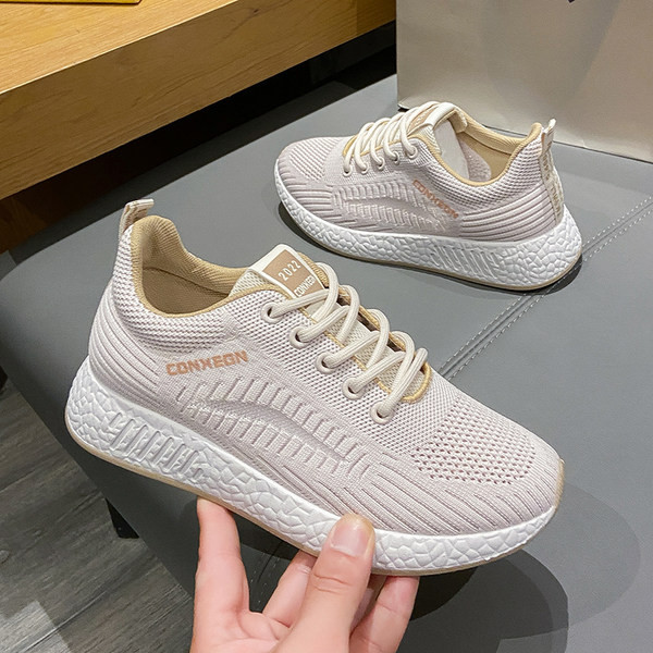 Naiste pitsitud tekstiilist sporditossud