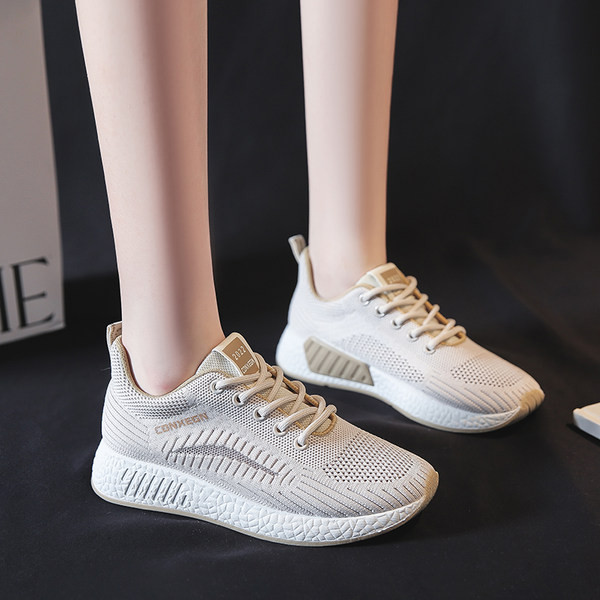 Naiste pitsitud tekstiilist sporditossud