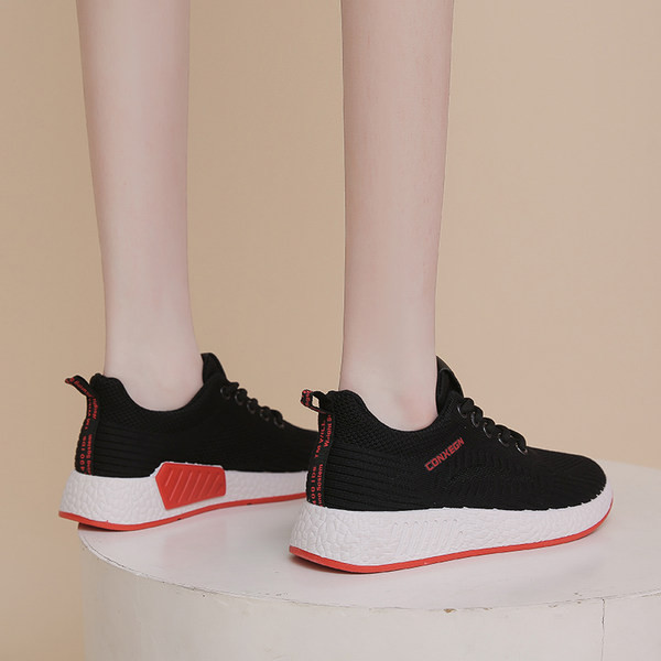 Naiste pitsitud tekstiilist sporditossud