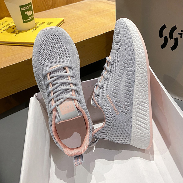 Naiste pitsitud tekstiilist sporditossud