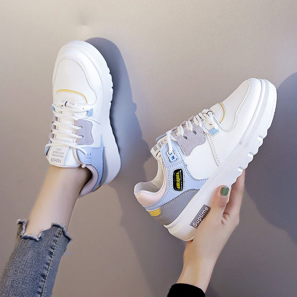 Női tornacipő lapos talppal, színes motívumokkal