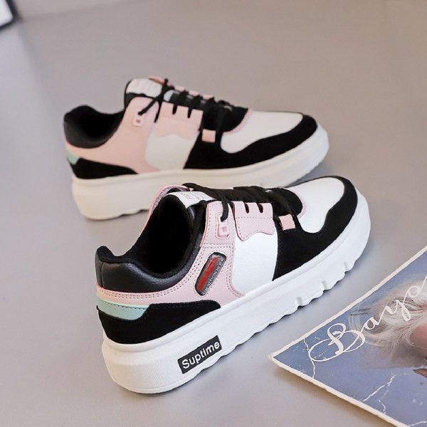 Női tornacipő lapos talppal, színes motívumokkal