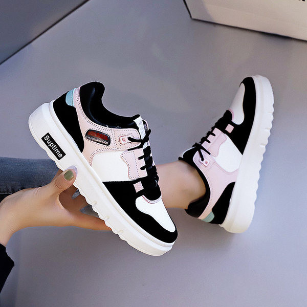 Női tornacipő lapos talppal, színes motívumokkal