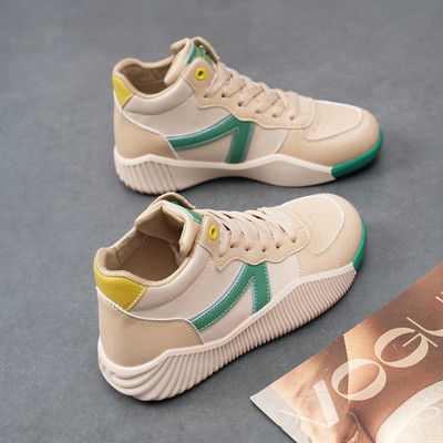 Kõrge mudeliga naiste paeltega tossud