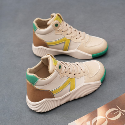 Kõrge mudeliga naiste paeltega tossud