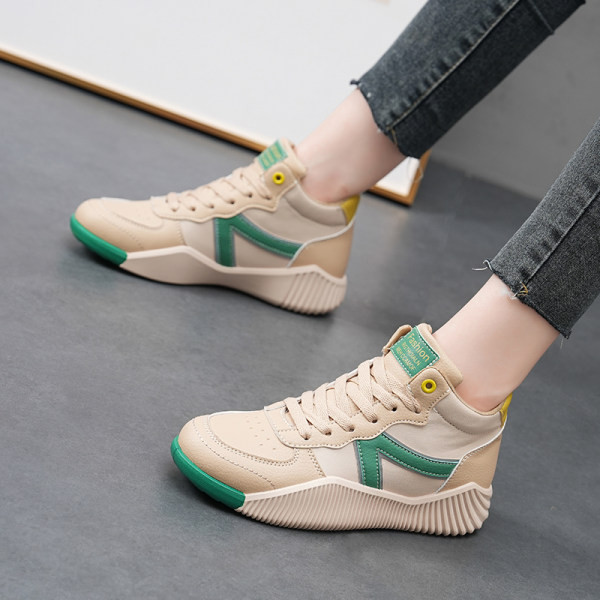 Kõrge mudeliga naiste paeltega tossud