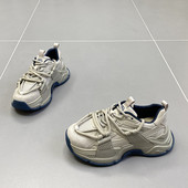 Kõrge kareda talla ja paeltega sportlikud tossud