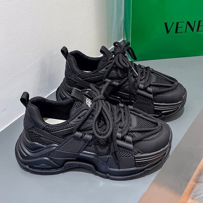 Kõrge kareda talla ja paeltega sportlikud tossud