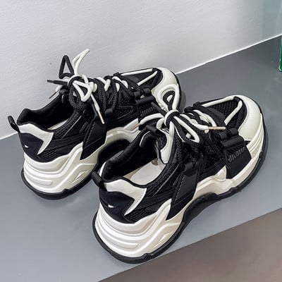 Kõrge kareda talla ja paeltega sportlikud tossud