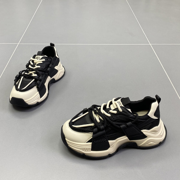 Kõrge kareda talla ja paeltega sportlikud tossud