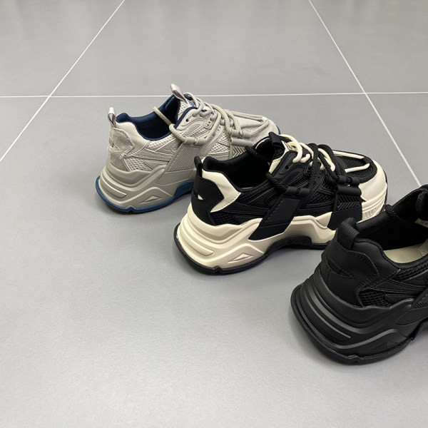 Kõrge kareda talla ja paeltega sportlikud tossud