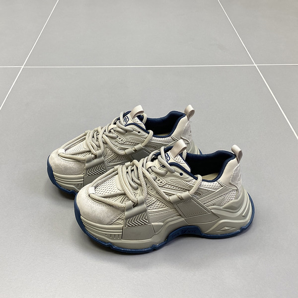 Kõrge kareda talla ja paeltega sportlikud tossud