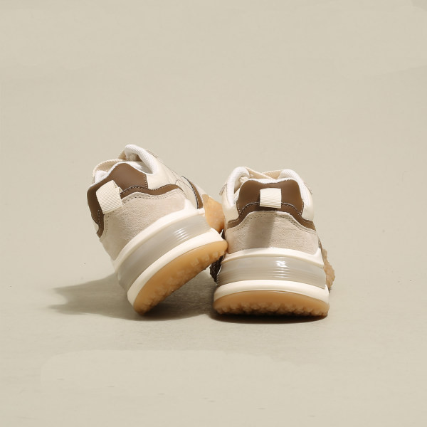 Modernūs moteriški sportbačiai iš eko zomšos šiurkščiu padu