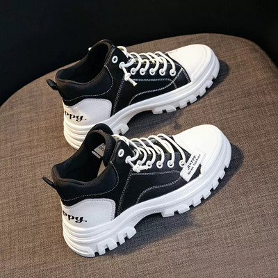 Kareda tallakirja ja paeltega naiste tossud