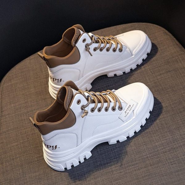 Kareda tallakirja ja paeltega naiste tossud