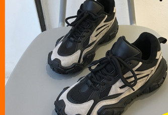 Naiste paeltega sporditossud