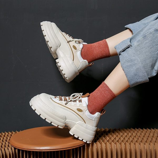 Naujo modelio moteriški sportbačiai su 5 cm aukštu padu ir raišteliais