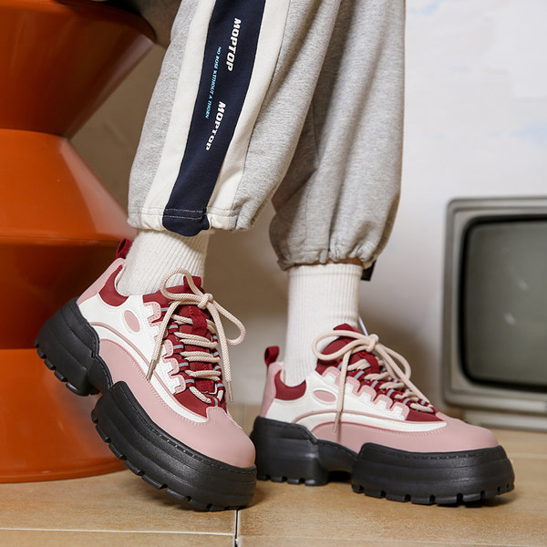 Naujo modelio moteriški sportbačiai su 5 cm aukštu padu ir raišteliais