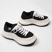 Moteriški apvalūs sportbačiai grubiu padu – juodos ir žalios spalvos