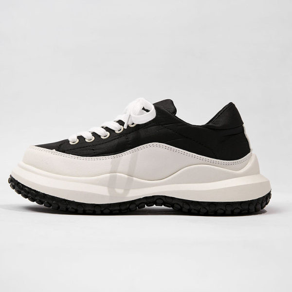 Moteriški apvalūs sportbačiai grubiu padu – juodos ir žalios spalvos