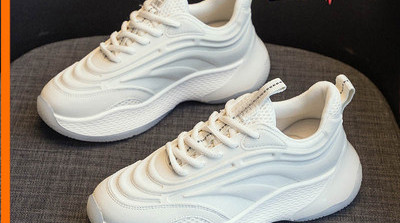 Naiste valged vabaaja tossud