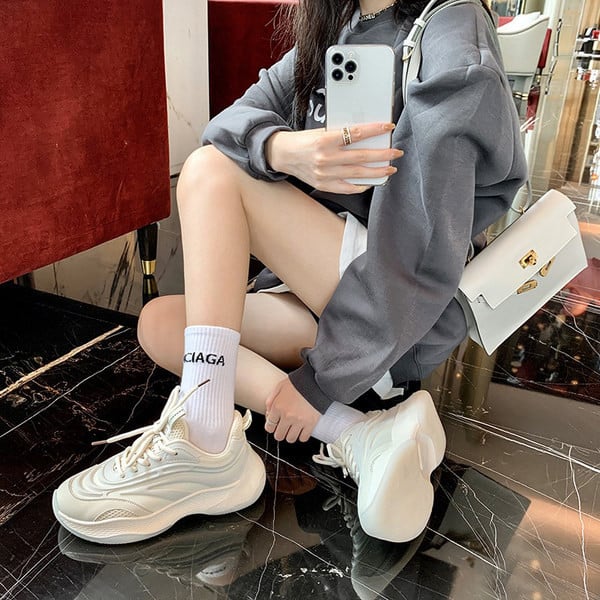 Naiste valged vabaaja tossud