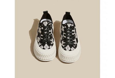 Tekstiliniai sportbačiai su 4,5 cm aukščio padu ir raišteliais