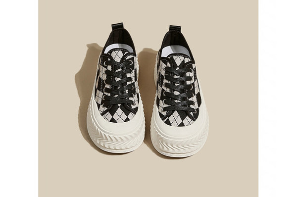 Tekstiliniai sportbačiai su 4,5 cm aukščio padu ir raišteliais