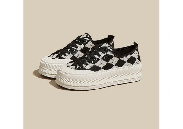 Tekstiliniai sportbačiai su 4,5 cm aukščio padu ir raišteliais