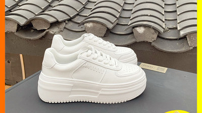 Sportlikud valged naiste tossud