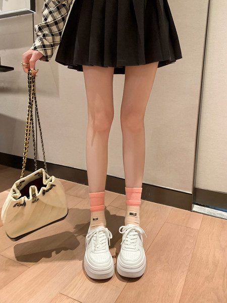 Sportlikud valged naiste tossud