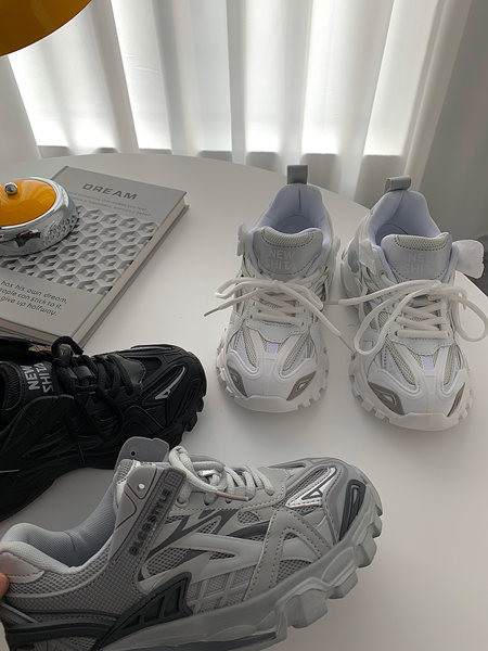 Paprasti moteriški sportbačiai