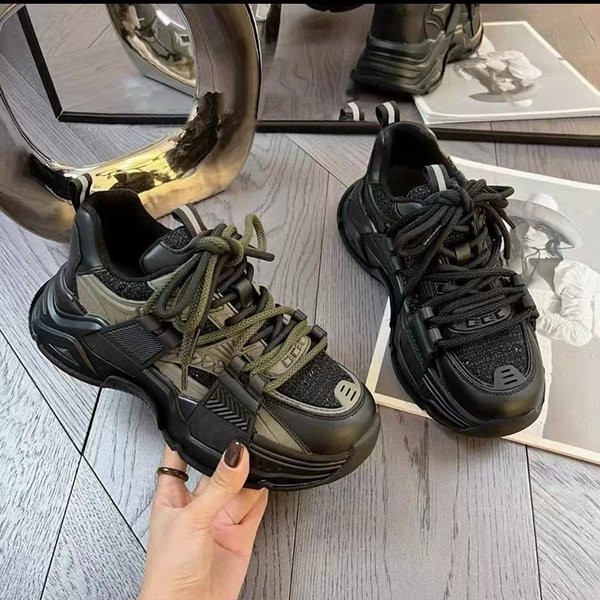 Naujo modelio tinkliniai sportbačiai