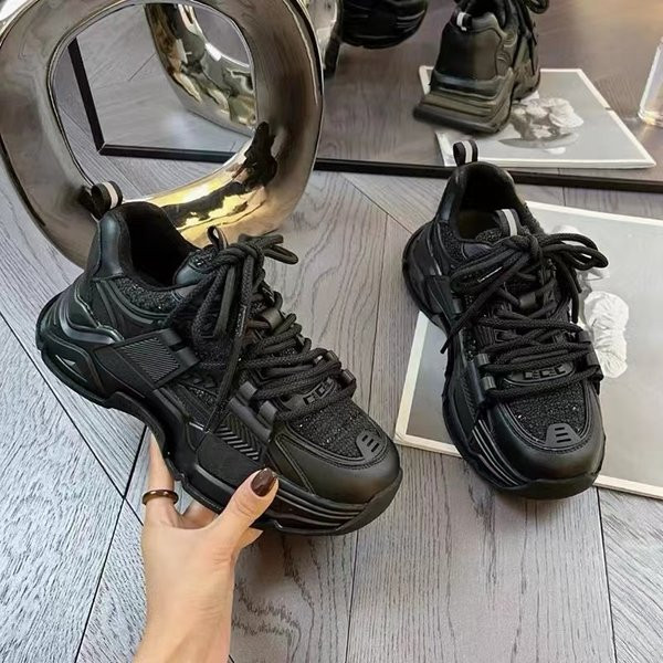 Naujo modelio tinkliniai sportbačiai