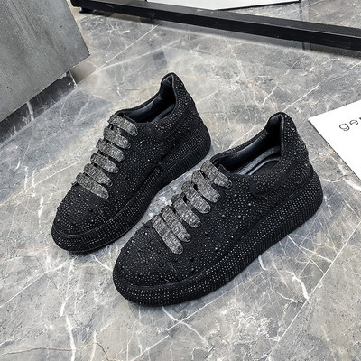 Moteriški sportbačiai ant platformos su akmenukais