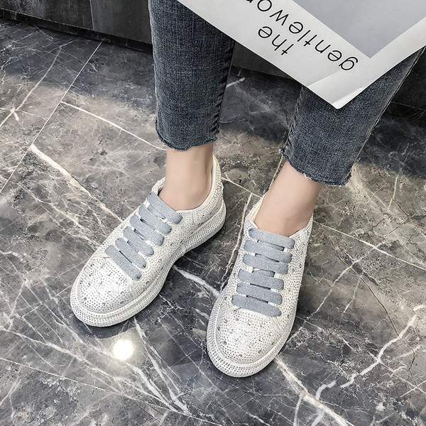 Moteriški sportbačiai ant platformos su akmenukais