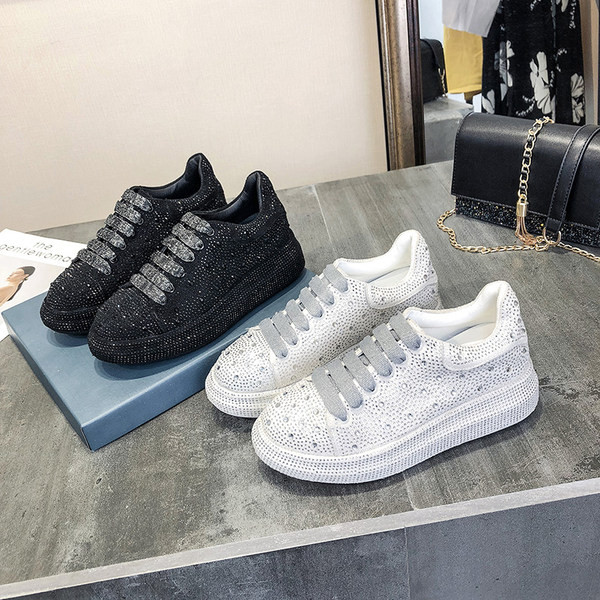 Moteriški sportbačiai ant platformos su akmenukais