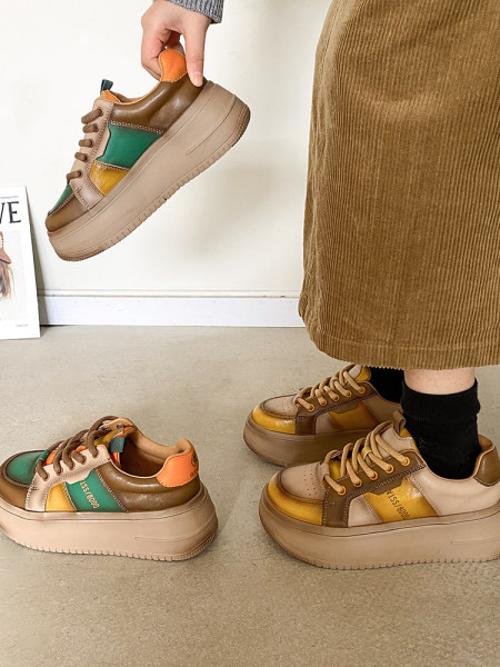 Modernūs moteriški sportbačiai iš eko odos plokščiu padu